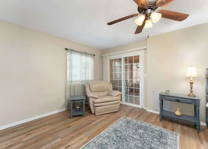 Holiday home East Base Near Zoo And Desert Garden Patio