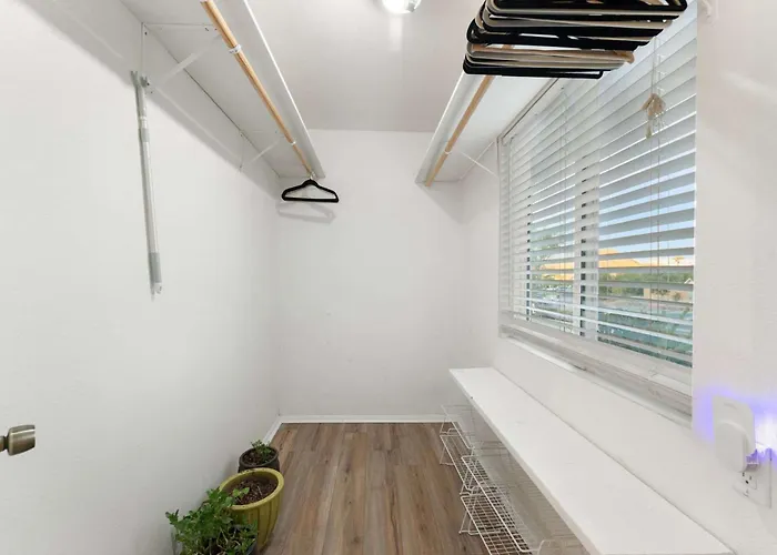 Holiday home East Base Near Zoo And Desert Garden Patio *