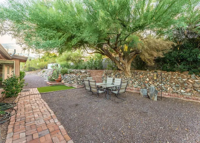 East Base Near Zoo And Desert Garden Patio Holiday home *