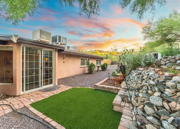East Base Near Zoo And Desert Garden Patio Holiday home